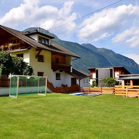 Vor Toller Gebirgskulisse Mit Kamin